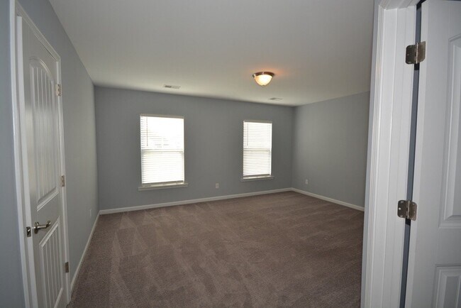 Building Photo - "Luxurious 5-Bed in, Pooler!"