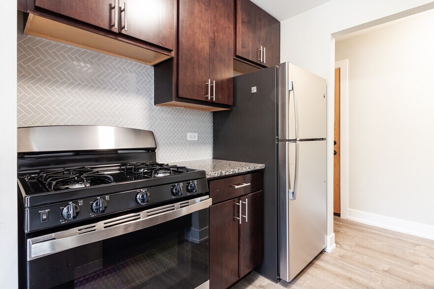 Building Photo - 525 W Surf St