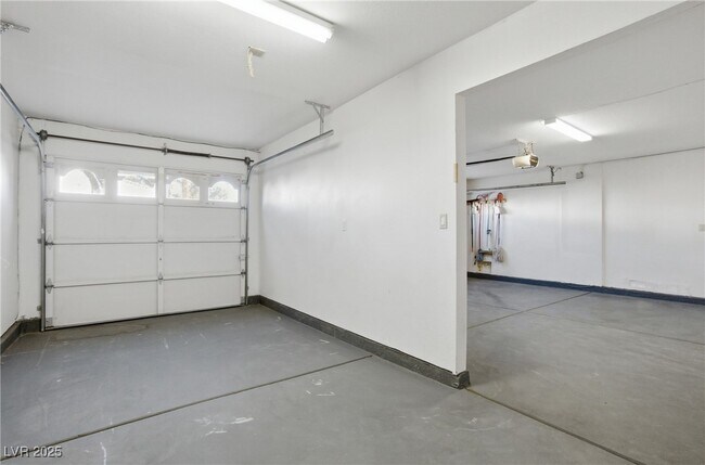 Building Photo - 2001 Madagascar Ln