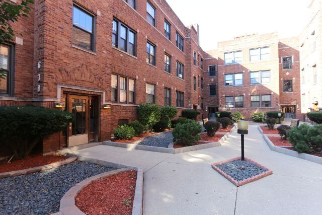 Primary Photo - 627 W Cornelia Ave