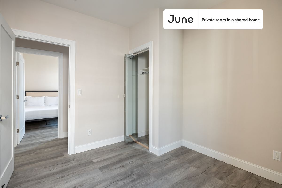 Building Photo - Room in Shared 5 bed/2 bath home in JFK/UMass