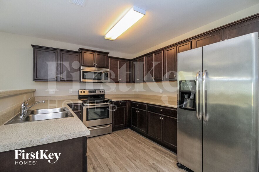 Building Photo - 6413 Bentbrush St