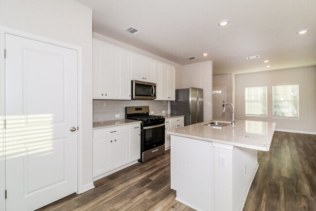 Building Photo - 116 Oakdale Meadows Ln