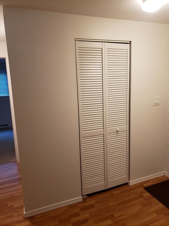 Building Photo - 1 Bedroom 1 Bath Condo with 1 Carport Park...