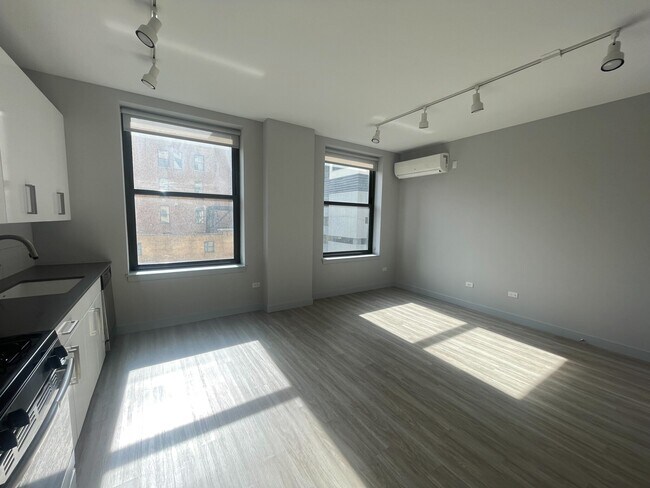 Building Photo - 331 S Wells St