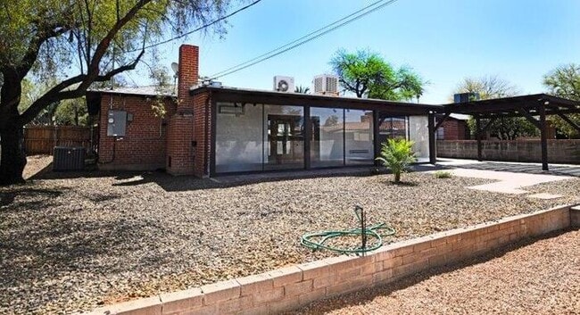 Building Photo - Charming Sam Hughes Brick Home with large ...