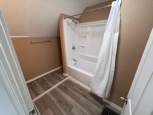 Building Photo - 4 Bed - 1.5 Bath - Single Family Home in Lorain