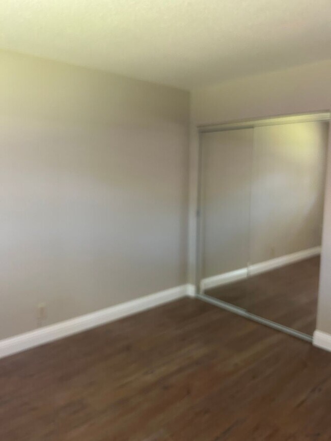 Building Photo - Lovely 2 bedroom 1 bath condo #1 unit