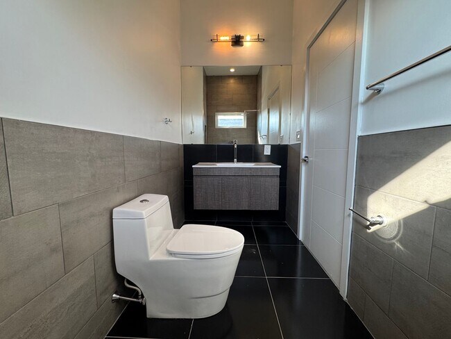 Building Photo - 2028 E Fletcher St