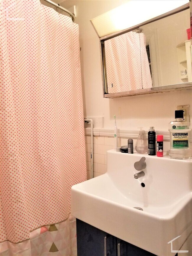 Building Photo - 2BR 1Bth unit. Heat/Hot Water included. Great location!