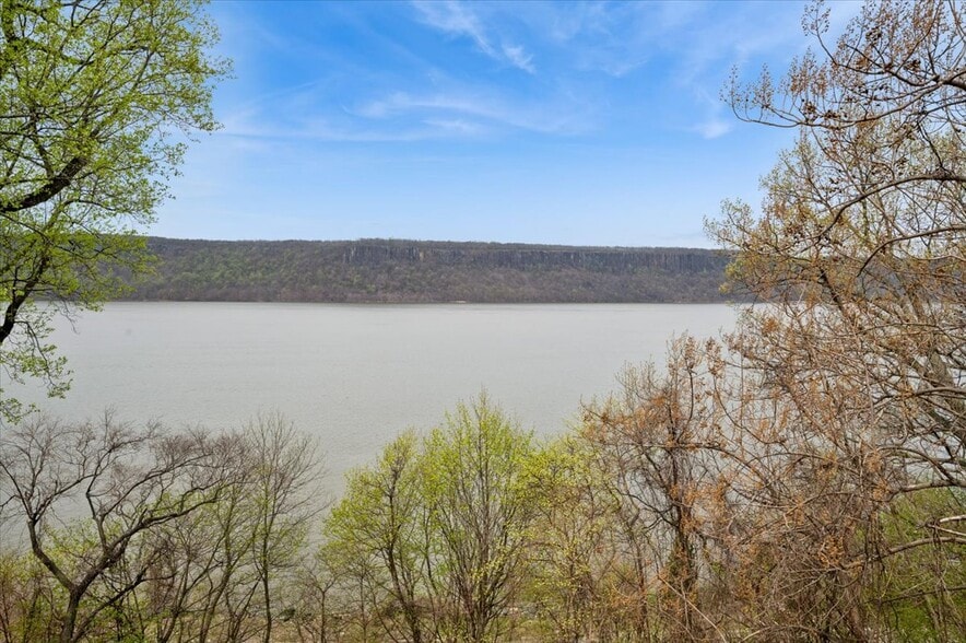 Building Photo - 727 Warburton Ave