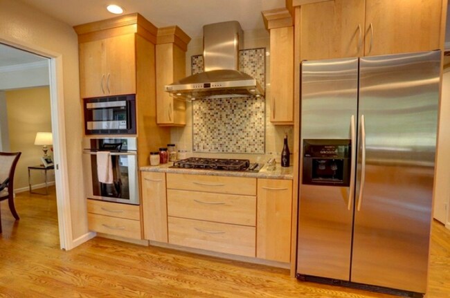 Building Photo - Executive 5BR Home with Private Backyard Retreat