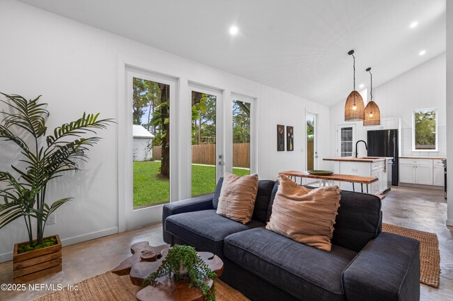 Building Photo - 581 Hazel St