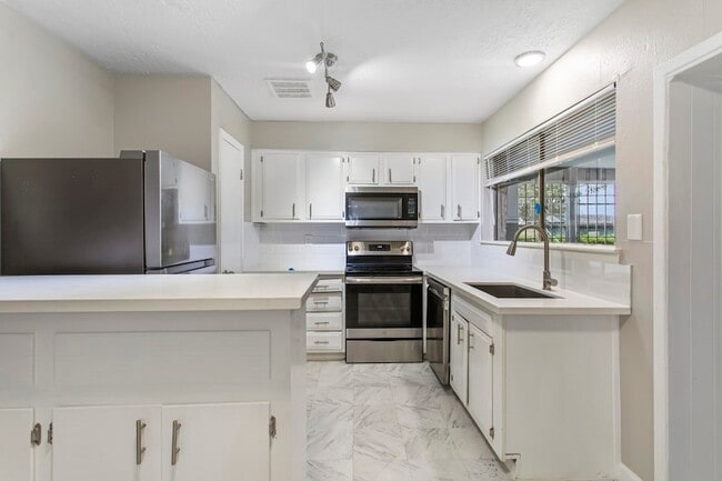 Building Photo - 6602 Indian Lake Dr