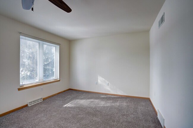 Building Photo - 6101-6103