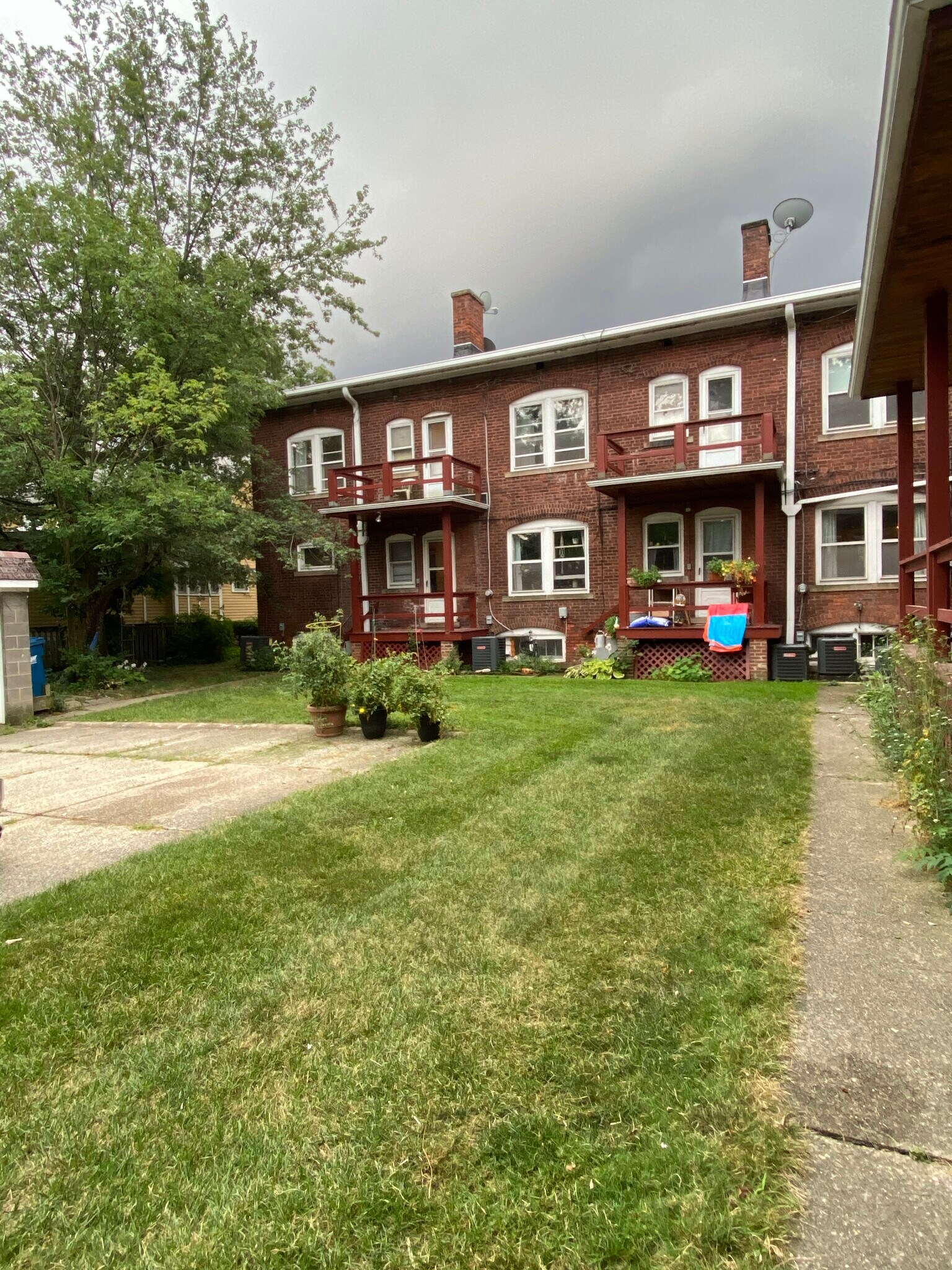 Shared Back Yard - 1141 Lakeland Ave