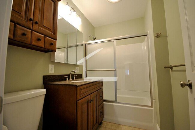 Building Photo - Charming 3 Bedroom-No broker fee