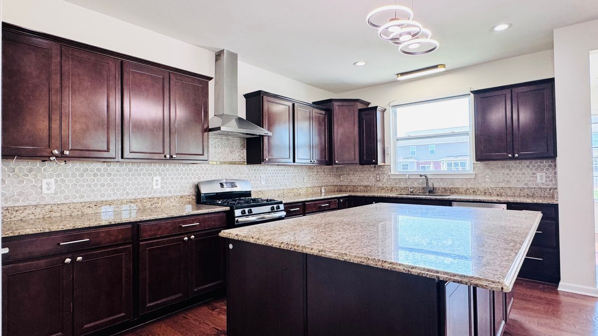 Building Photo - 912 Petersburg Dr