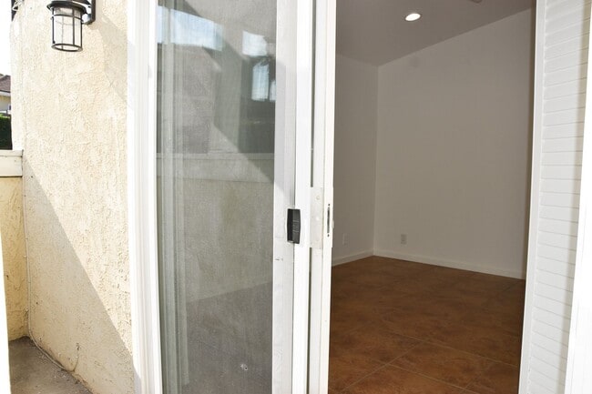 Building Photo - 3340 E Collins Ave