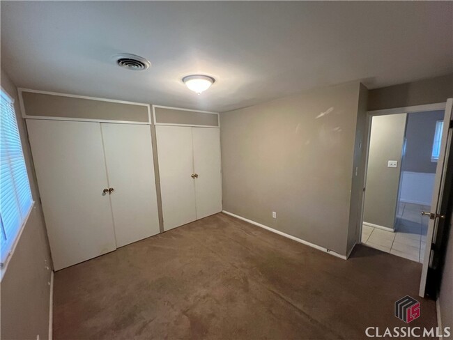 Building Photo - 129 Pineview Dr