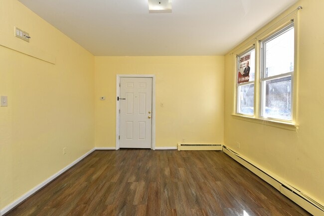 Building Photo - 208 4TH St