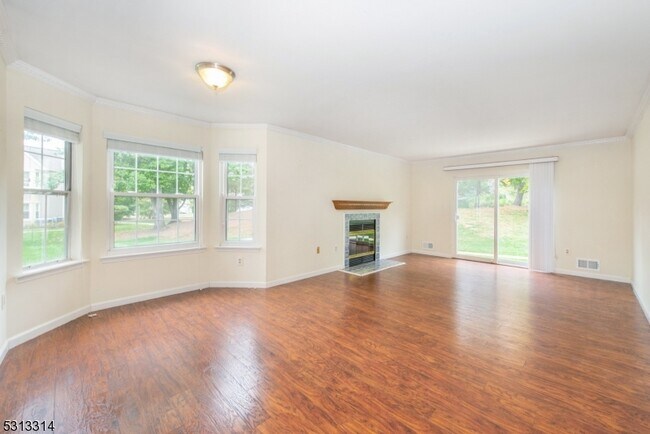 Building Photo - 603 Porter Way W