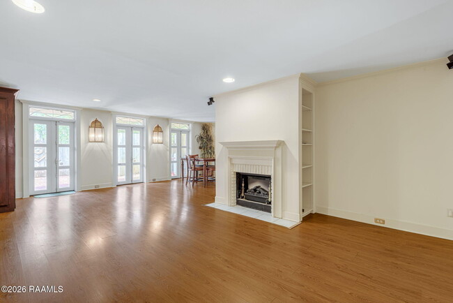 Building Photo - 1321 W St Mary Blvd