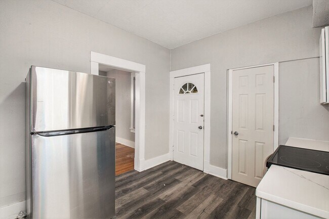 Building Photo - 3 bed/1.5 Bath Single Family Home