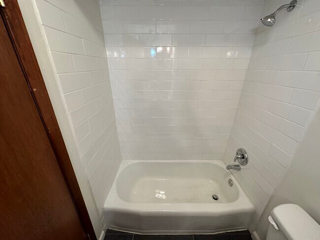 Building Photo - Brinwood Property APT A
