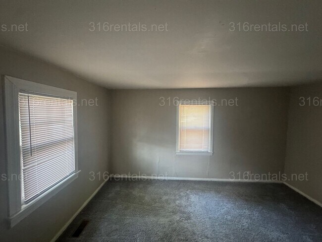 Building Photo - $850 - 2 bed 1 bath - Single Family Home