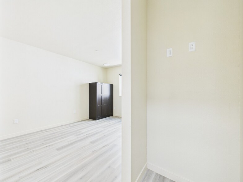 Building Photo - 8457 Langdon Ave