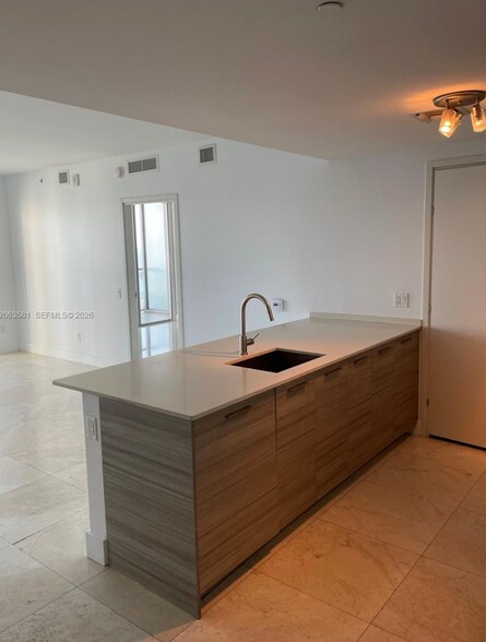 Building Photo - 1300 Brickell Bay Dr