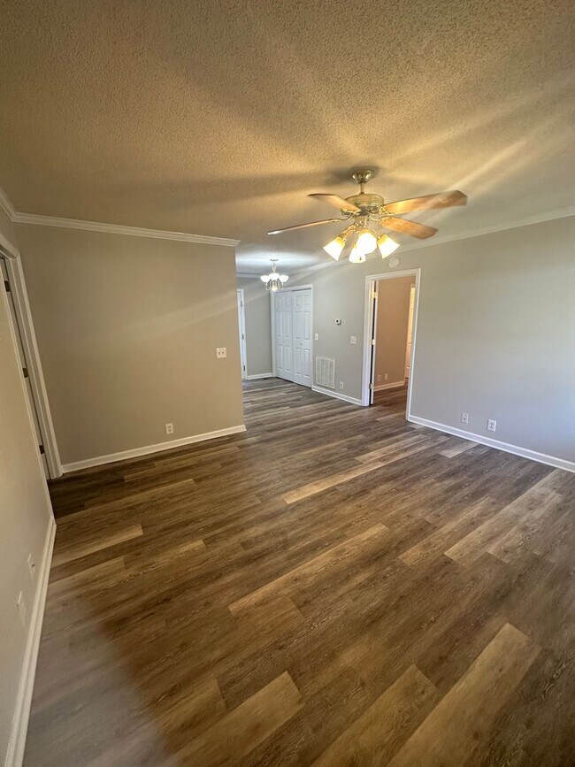 Building Photo - Roommate-Friendly Home Near MTSU | Private Baths for Every Bedroom + Fenced Yard