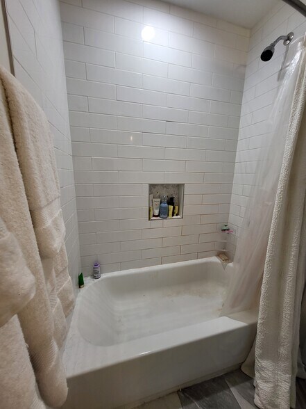 Hall Bath - 1512A Sweetbriar Ave