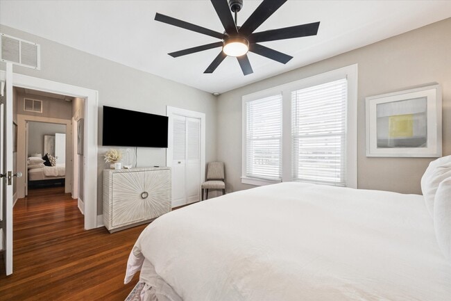 Building Photo - 3828 Seawall Blvd