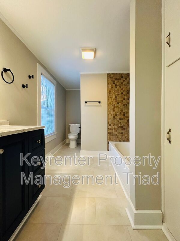 Building Photo - 5087 Meadowbrook Dr