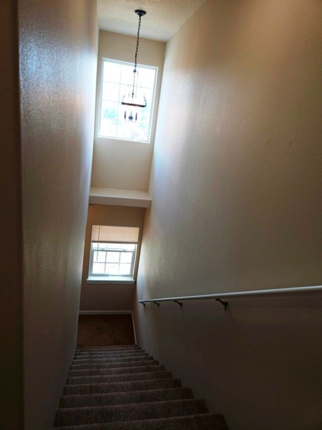 Building Photo - 4Bd/2.5Ba Two Story House - Available to View!