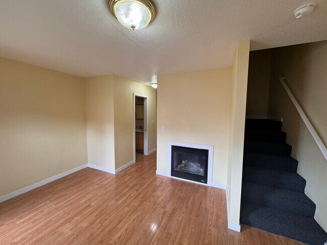 Primary Photo - Blocks from UO! 2 bedroom 1.5 bath with in...