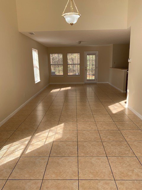 Building Photo - END-UNIT TOWNHOUSE FOR RENT - THE FARM