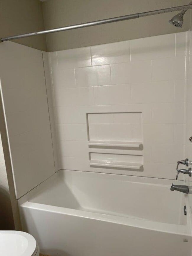 Building Photo - 3 bed 2 baths in Lawton! Cute and cozy hug...