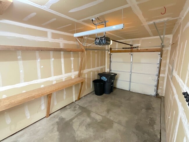 Building Photo - 4 Bedroom Townhome Available Near S Academy Blvd & E Fountain Blvd!