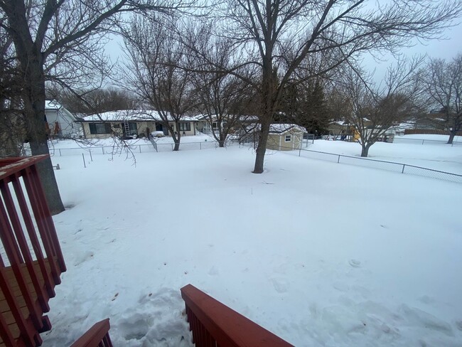 Building Photo - GREAT LOCATION - Spacious 4 bedroom/2 bath - PETS WELCOME