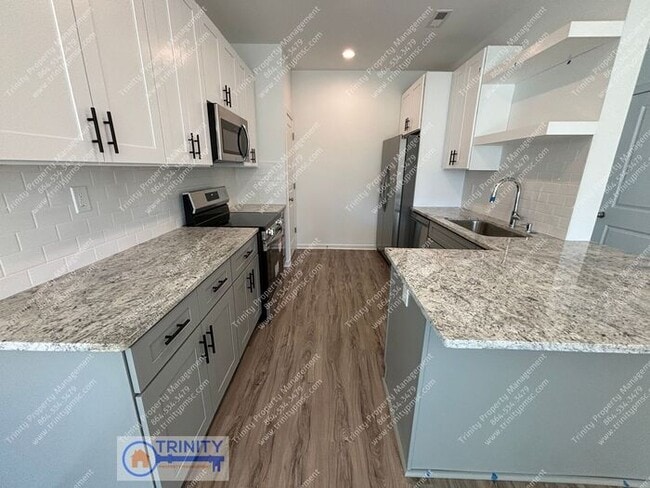 Building Photo - Gorgeous newly built townhome near downtow...