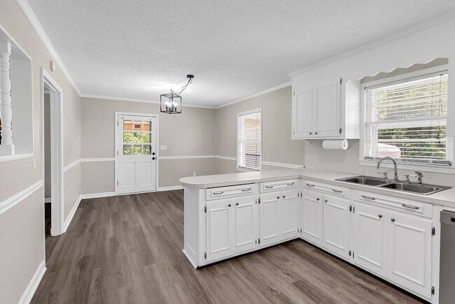 Building Photo - 1354 Rogers Rd