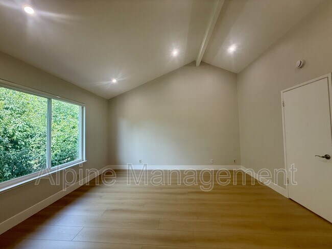 Building Photo - 560 Palo Alto Pl