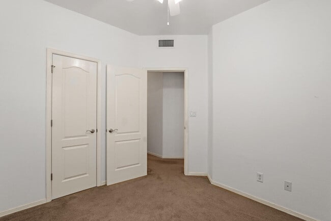 Building Photo - 561 Green Village Ct