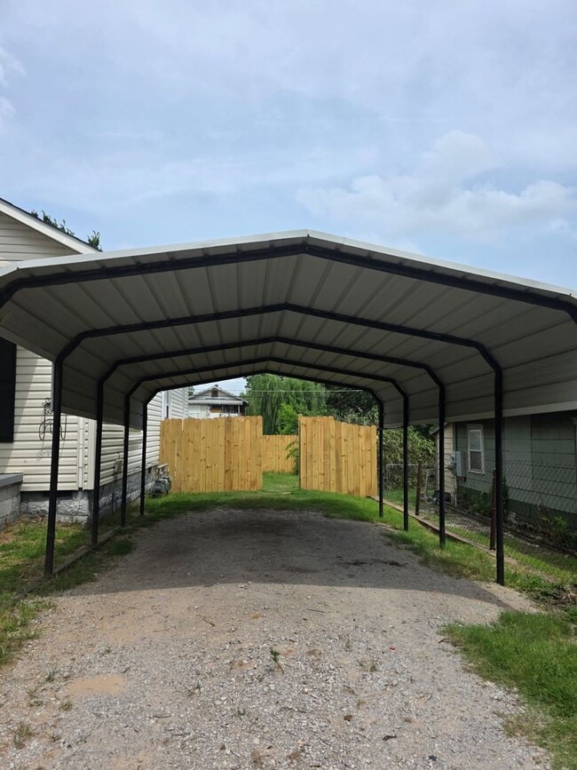 Building Photo - Be the first to lease this Bungalow Beauty!