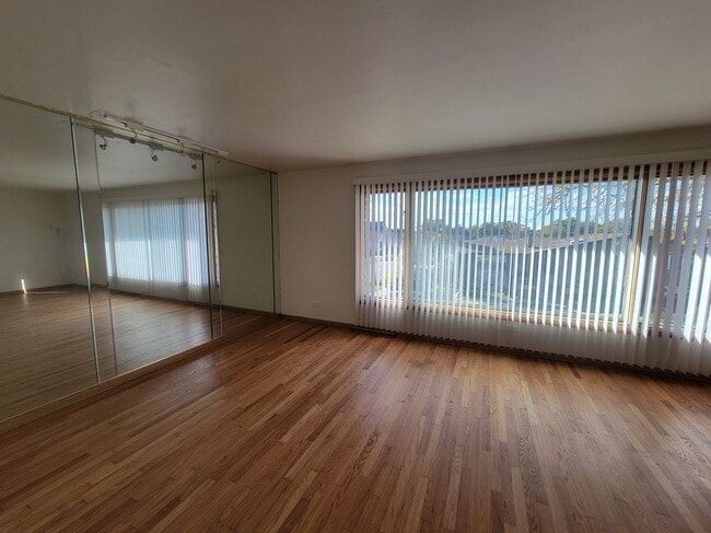 Building Photo - 9225 S Cregier Ave