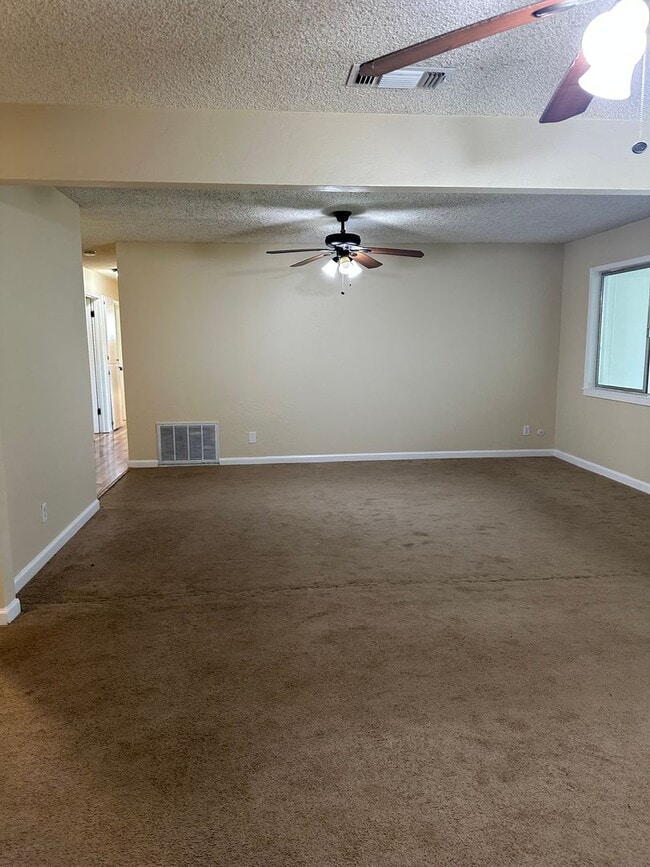 Building Photo - 4 Bdrm 2 Bath located in Elk Grove Unifed School District