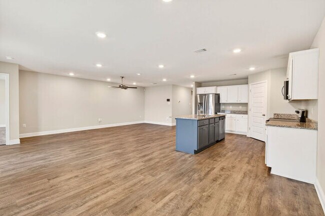 Building Photo - 6550 Eastland Cir